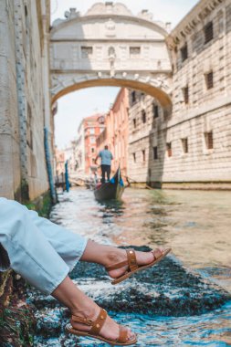 venedik İtalya'da şehir rıhtımında oturan kadın gondol fotokopi alanı ile kanalların görünümü zevk