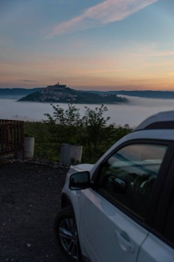 tepe yaz saati üstünde şehir üzerinde gündoğumu araba seyahat konsepti görünümü