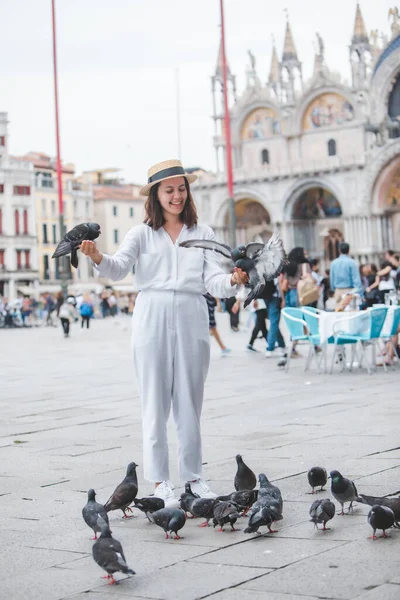 Žena Bílém Oblečení Slaměným Kloboukem Baví Holuby Benátkách Náměstí Náměstí — Stock fotografie