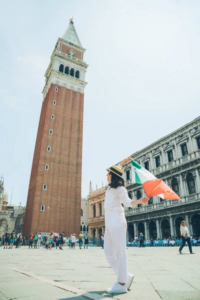 Жінка Італійським Прапором Центрі Венеціанської Площі Дзвіниці Фоні Літнього Часу — стокове фото