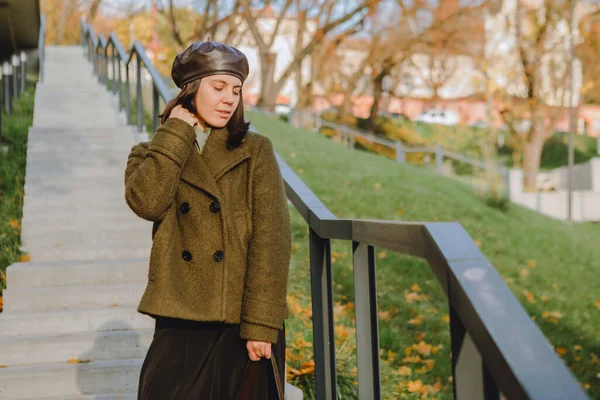 Mujer Joven Elegante Traje Otoño Caminando Aire Libre Copiar Espacio —  Fotos de Stock