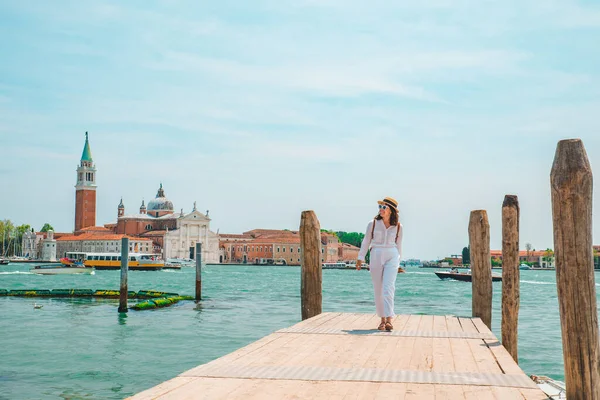 Touristin Schaut Sich Basilika San Giorgio Maggiore Venedig Italien Kopierraum — Stockfoto