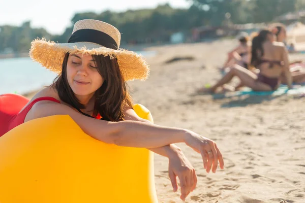 Junge Hübsche Frau Rotem Badeanzug Auf Gelbem Luftsofa Sommerlichen Meeresstrand — Stockfoto