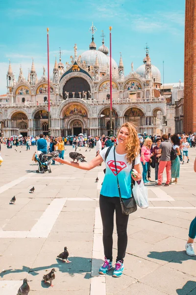 Italy Venice May 2019 Tourist Woman Saint Marks Square Doves — Stock Photo, Image