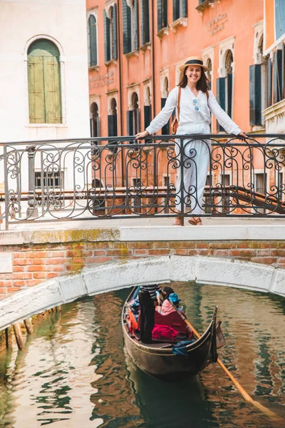 genç güzel kadın gezgin suda Venedik köprüsü çapraz kanal gondol ayakta