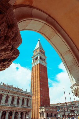 Venedik, İtalya - 25 Mayıs 2019: Saint Mark Meydanı yaz saatinde çan kulesinin manzarası