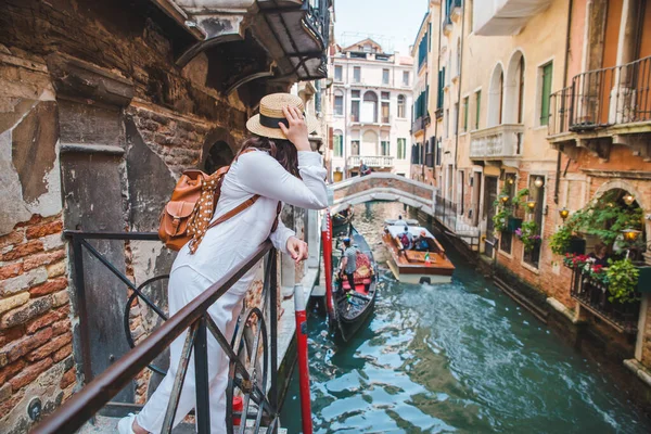 Mujer mirando canal con gandola — Foto de Stock