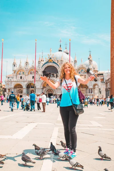 Italia, Venecia - 25 de mayo de 2019: mujer turística en la plaza de San Marcos con palomas —  Fotos de Stock