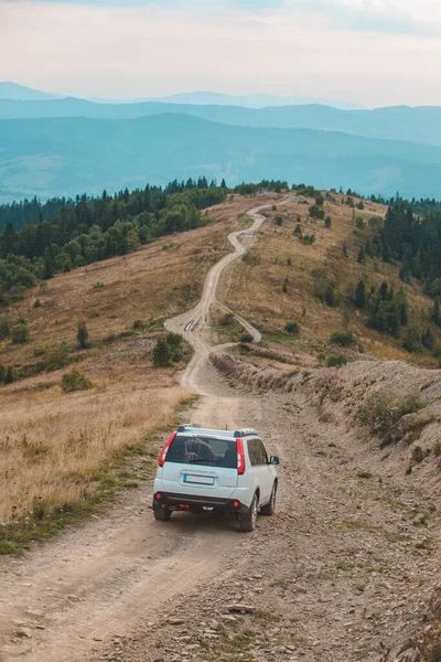 Off-road auto reizen door bergen piek najaar — Stockfoto