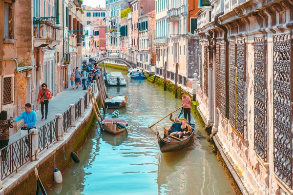 Венеція, Італія-25 травня 2019: вигляд венеційського міського каналу Гранд-канал з човнами — стокове фото