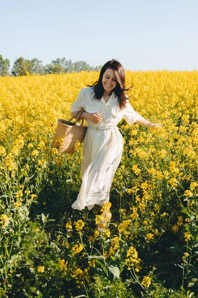 Femme debout dans le champ de colza — Photo