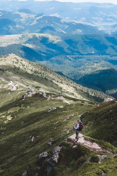 Ung vandrare man i bergen. sommar vandringsled — Stockfoto