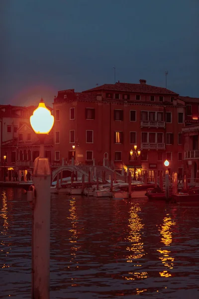 Gece venedik şehir ışıkları büyük kanal görünümü — Stok fotoğraf