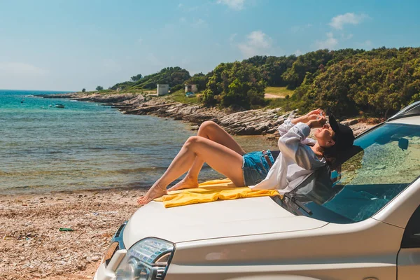 Glückliche Frau Meer Sommerstrand Sitzt Auto Motorhaube Urlaubskonzept — Stockfoto