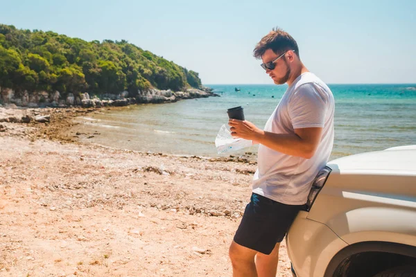 Mann Überprüft Auf Der Karte Auf Der Motorhaube Reiseziel Ort — Stockfoto