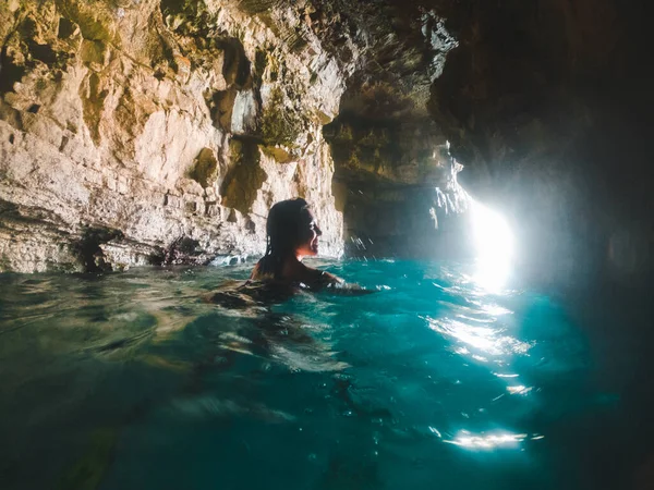 Mujer Nadando Con Máscara Snorkel Vacaciones Verano Cueva Gruta Del — Foto de Stock