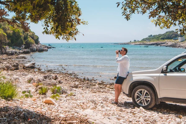 Mann Der Nähe Von Weißen Geländewagen Sommer Meer Strand Freiheit — Stockfoto