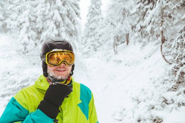Kış mevsiminde snowboard ekipmanları içinde insan portresi
