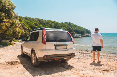 Araba seyahati konsepti. Yaz plajında deniz özgürlüğüne bakıyor.
