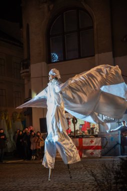 Lviv, Ukrayna - 25 Aralık 2017: Şehir meydanında İsa 'nın doğumu oyunu. Gece vakti.