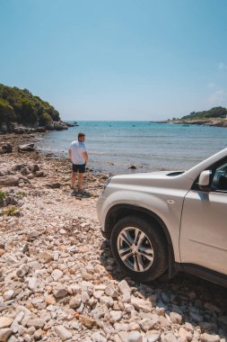 Araba seyahati konsepti. Yaz plajında deniz özgürlüğüne bakıyor.