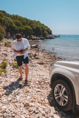 Araba seyahati konsepti. Yaz plajında deniz özgürlüğüne bakıyor.