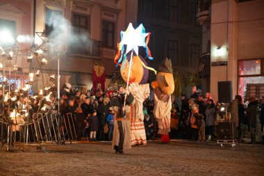 Lviv, Ukrayna - 25 Aralık 2017: Şehir meydanında İsa 'nın doğumu oyunu. Gece vakti.