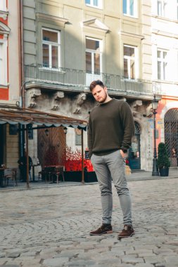 Kazaklı adam şehir meydanındaki fotokopi alanında poz veriyor.