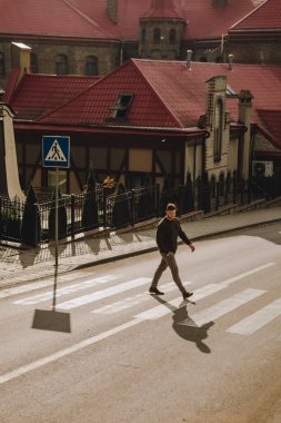 Yaya geçidinden geçen adamlar fotokopi alanı