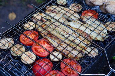 bbq konsept balık mantarlı ve domatesli ateşte fotokopi alanını kapat