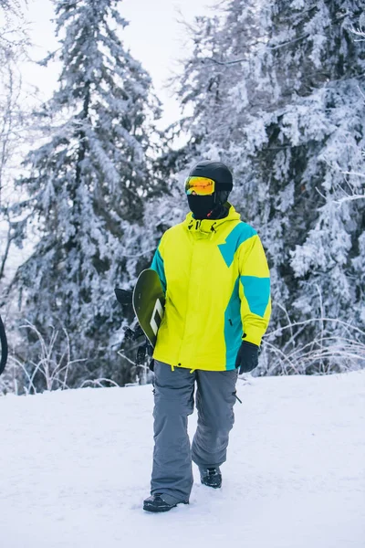 Человек Сноубордом Ходьба Снежном Холме Зимние Мероприятия — стоковое фото