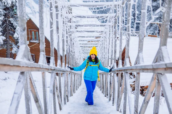 Donna Che Cammina Scale Innevate Ghiacciate Località Montana Invernale Resort — Foto Stock