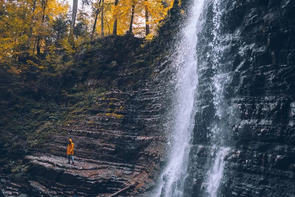 Frau Gelbem Regenmantel Beim Herbstwasserfall Wanderkonzept — Stockfoto