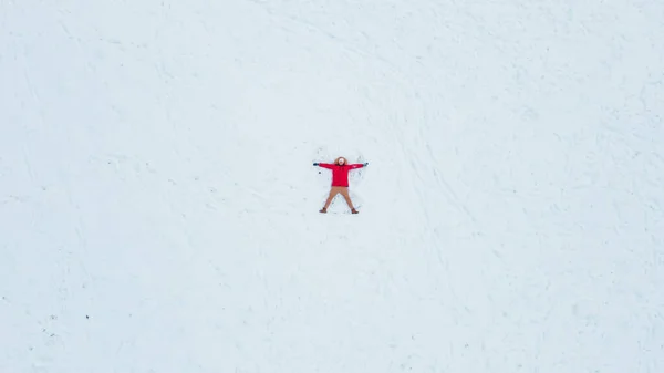 Vista Dall Alto Dell Uomo Facendo Neve Angelo Copia Spazio — Foto Stock