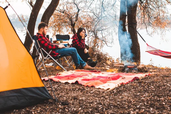 Lächelndes Glückliches Paar Das Sich Feuer Ausruht Und Essen Kocht — Stockfoto