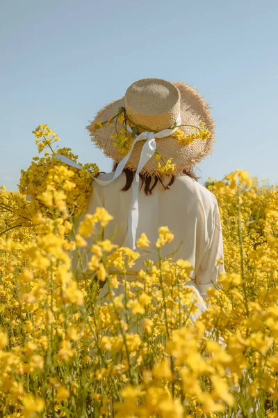 Femme Debout Dans Champ Colza Vue Derrière Été — Photo