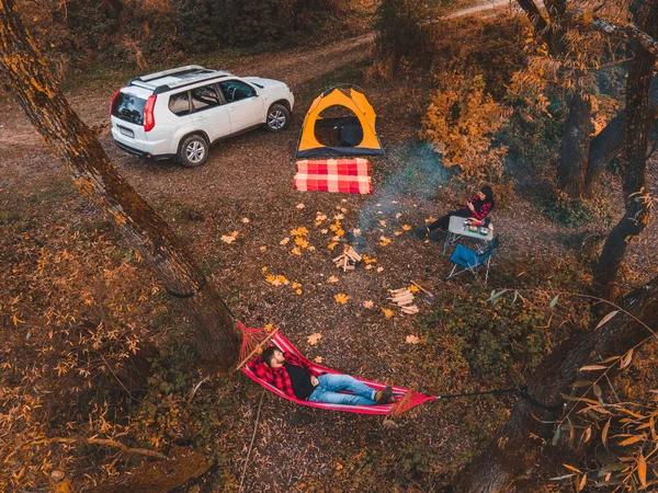 Couple Resting Lake Camping Site Autumn Fall Season — Stock Photo, Image