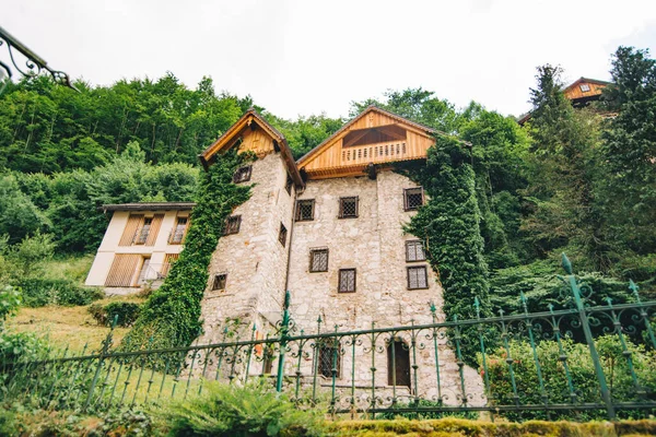 Old Stone Building Covered Climbing Ivy Copy Space — Stock Photo, Image