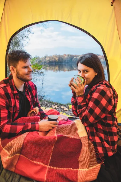 Pár Sedí Stanu Pije Teplý Čaj Dívá Podzimní Jezero Koncept — Stock fotografie