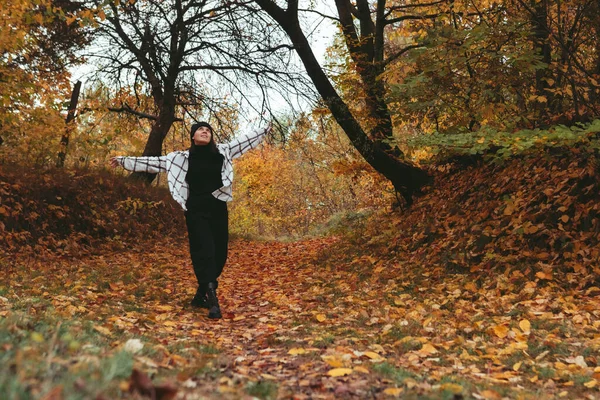 Fericit Femeie Toamna Oraș Parc Oraș Fundal Copia Spațiu — Fotografie, imagine de stoc