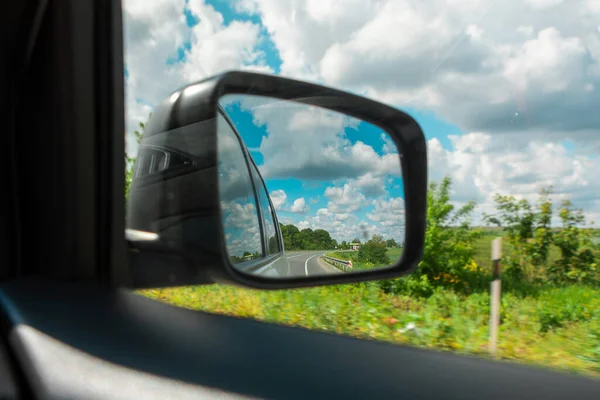Auto Reise Konzept Straße Reflexion Rückspiegel Ansicht Kopierraum — Stockfoto