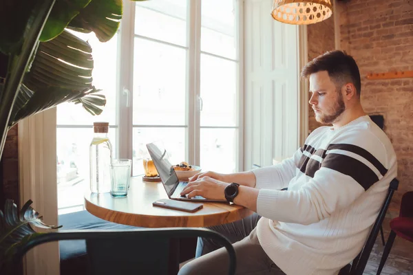 Man Working Laptop Cafe Big Window Copy Space Remotely Work — Stock Photo, Image