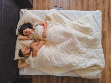 Yatak fotokopi alanındaki çiftin genel görünümü