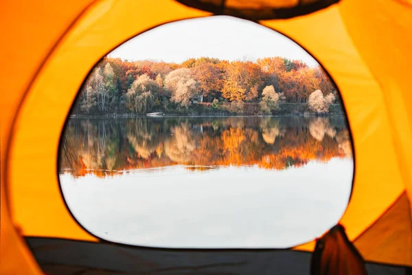 Vista Desde Tienda Lago Con Árboles Amarillos Bosque Otro Lado — Foto de Stock