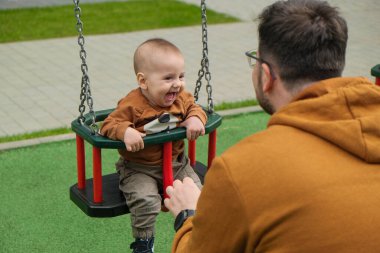 Baba ve Bebek Salıncak Zamanı.