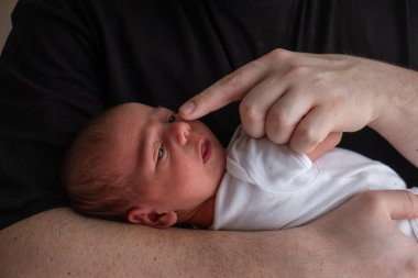 Yeni doğmuş Bebek Beşik Elde Yaklaş