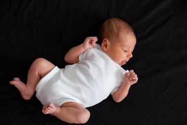 Siyah Arkaplanda Yeni Doğan Bebek Görünümü