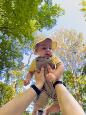 Neşeli Bebek Ormanda Yükseldi Yazın