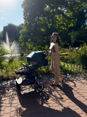 Güneşli bir günde Parkta Çocukla Dolaşan Kadın Kopyalama Boşluğu