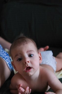 Oyuncu Bebek, yatağa uzanıyor. Yakından.